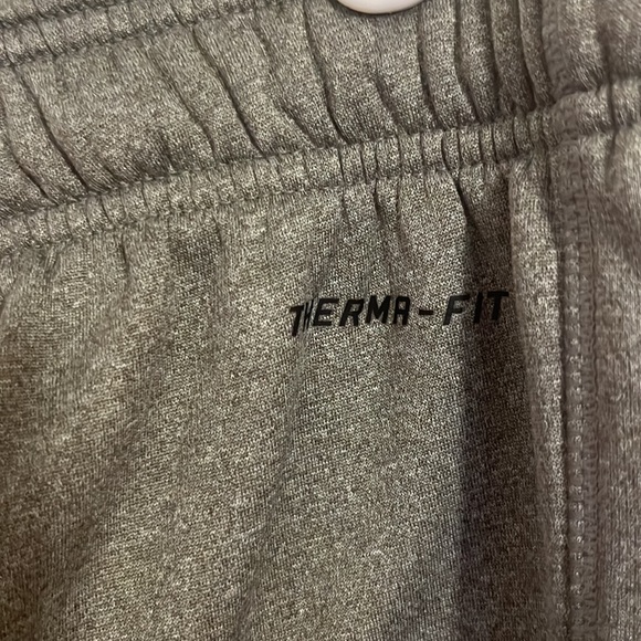 Nike men’s Therma-Fit sweatpants - Picture 3 of 7